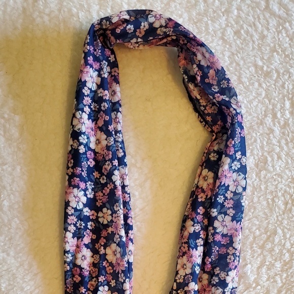 4/$30🌟Floral Infinity Scarf - Picture 4 of 6